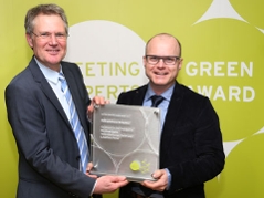 Jury-Mitglied und ZDF-Mitarbeiter Gunther Tiersch überreicht Festspielhaus-Direktor Gerhard Stübe die Auszeichnung "Meeting Experts Green Award".