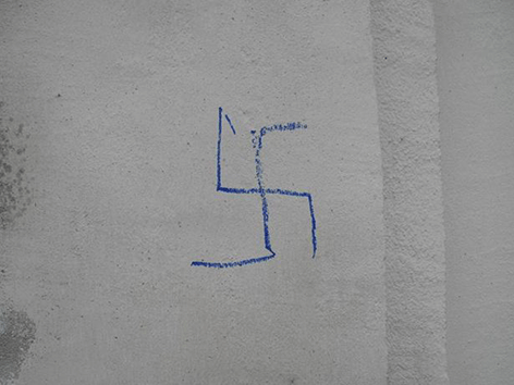 Rechtsextreme Schmiererei Hohenems Jüdischer Friedhof Hakenkreuz 