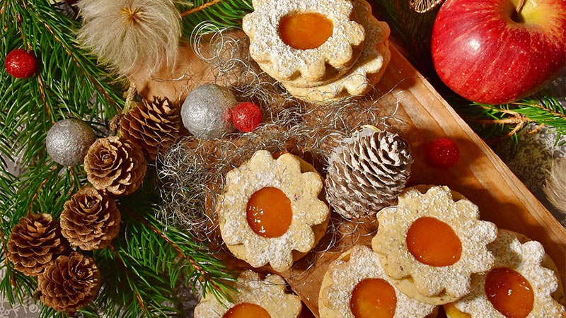 Weihnachten Essen Kekse gedeckter Tisch